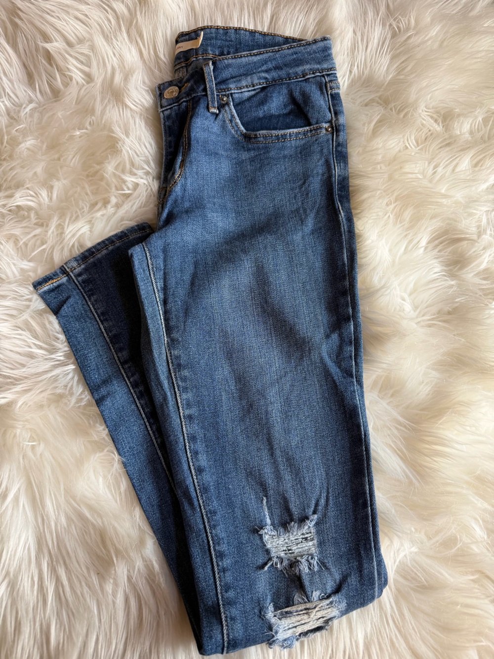 Levi’s 711 women’s skinny leg Jeans with Knee Distressing